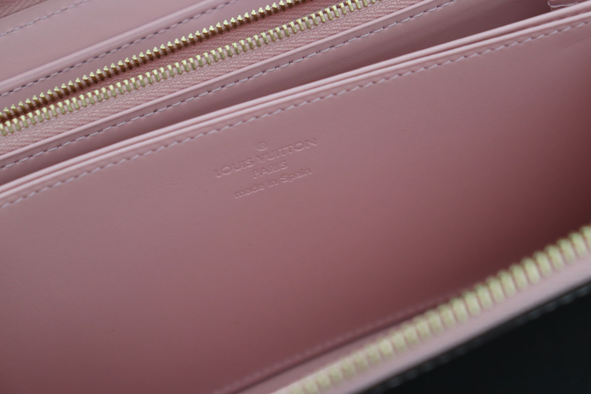 LOUIS VUITTON Vernis Valentine Zippy Wallet Light Pink Neon 1302449