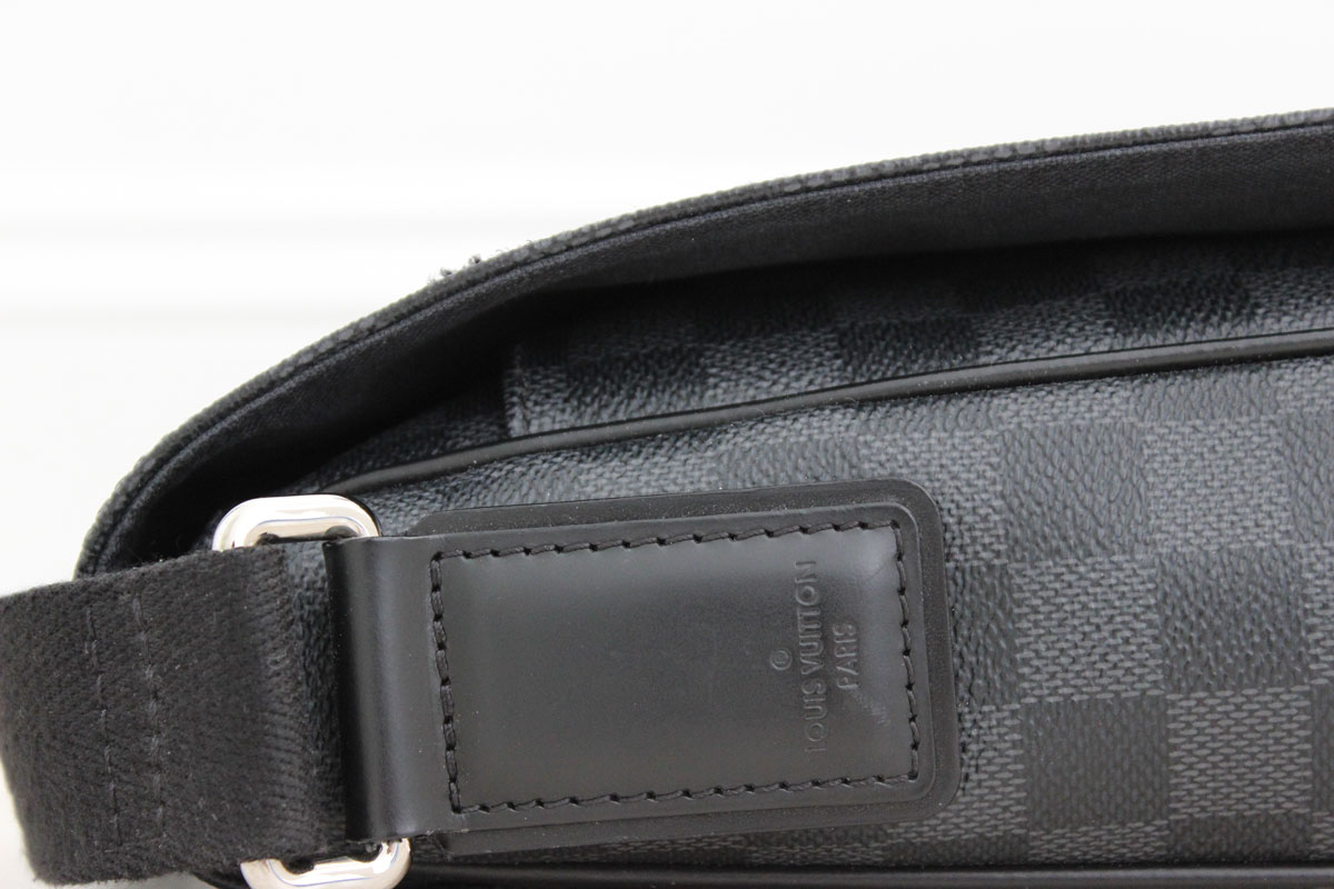 Louis Vuitton Damier Graphite District MM Messenger Bag – The Closet