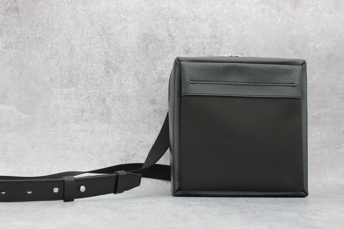 Louis Vuitton Ardoise Taiga Leather Sasha Messenger Bag
