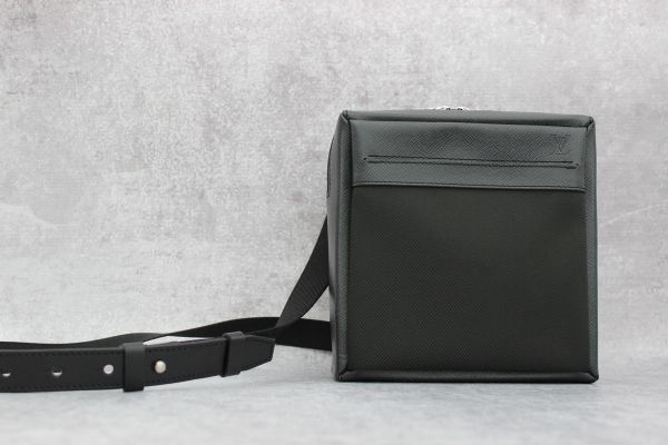 Louis Vuitton Ardoise Taiga Leather Sayan Men's Messenger Bag